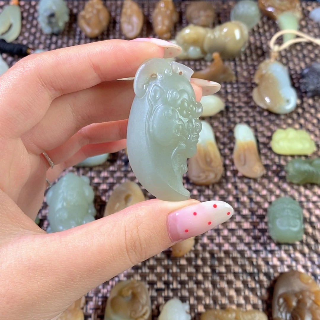 和田玉（糖玉）未镶嵌颈饰兽牙