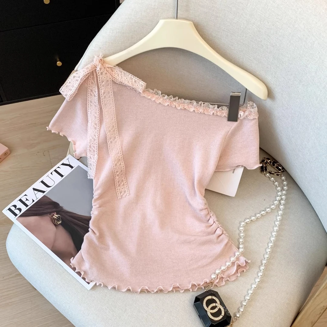 粉色斜肩拼接蕾丝花边修身短袖t恤女夏季褶皱收腰露肩上衣针织衫