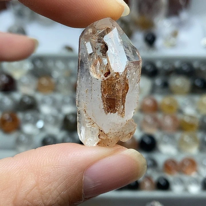颈饰水晶未镶嵌藏金洞