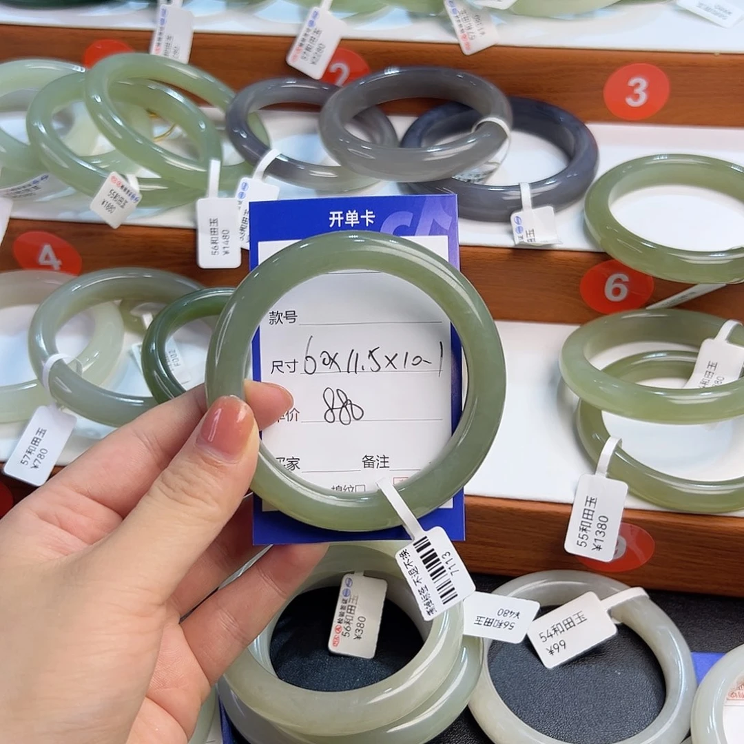 未镶嵌手镯和田玉M****何