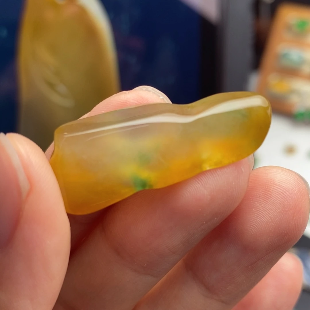 未镶嵌定制翡翠  非常美的黄翡飘花