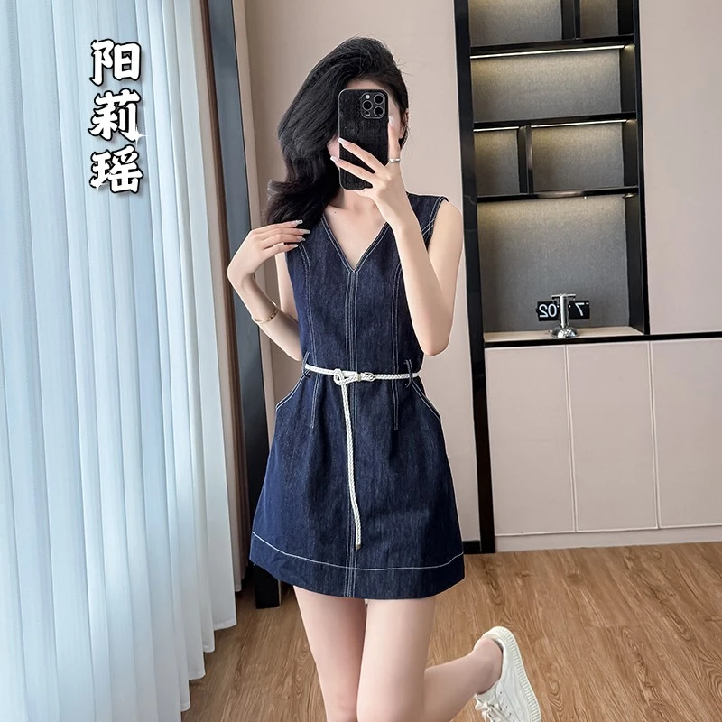 蓝色无袖V领连衣裙女夏收腰显瘦a字短款背心裙小个子高级感牛仔裙