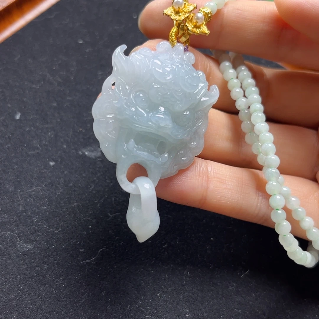 翡翠未镶嵌颈饰龙头