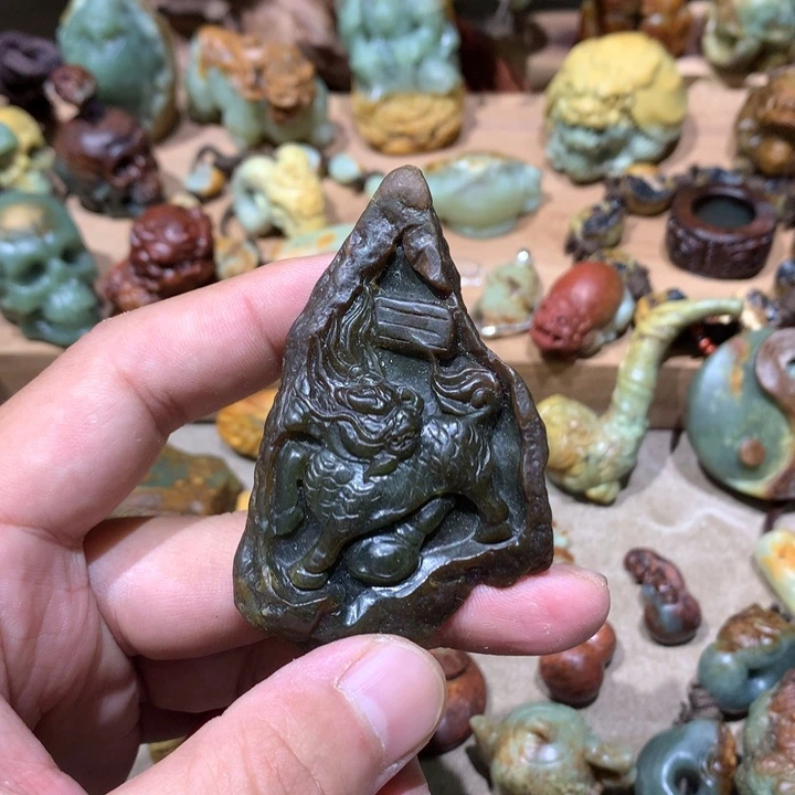 未镶嵌岫岩河磨玉（透闪石质玉）挂件
