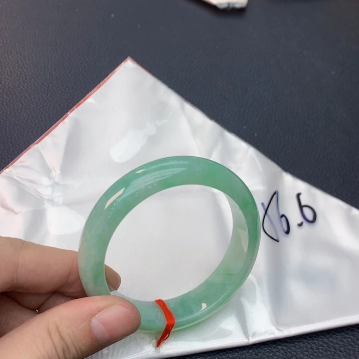 翡翠手镯未镶嵌翡翠手镯