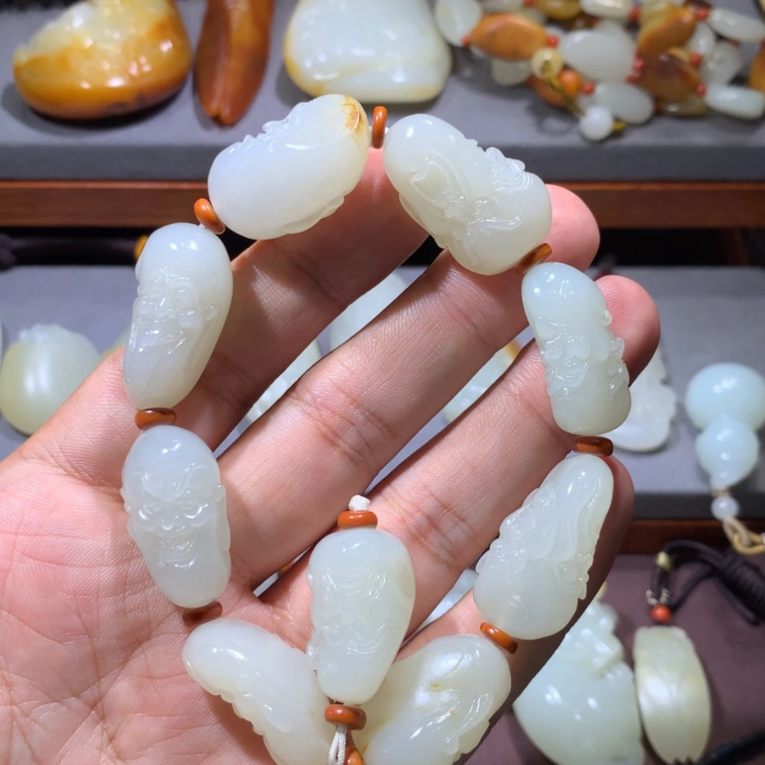 知***乐和田玉未镶嵌颈饰