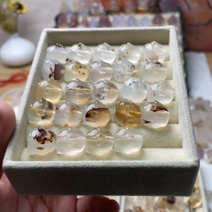 玛瑙/玉髓天然玛瑙草花趴趴兔/只未镶嵌