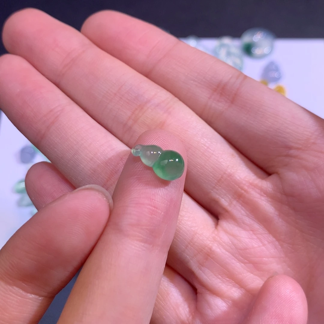 翡翠未镶嵌颈饰葫芦