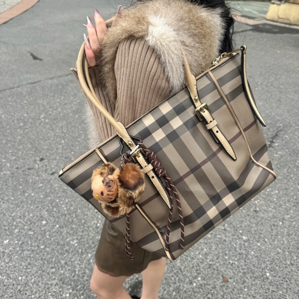 95新 BURBERRY/博柏利 巴宝莉格纹老花饺子包手提包