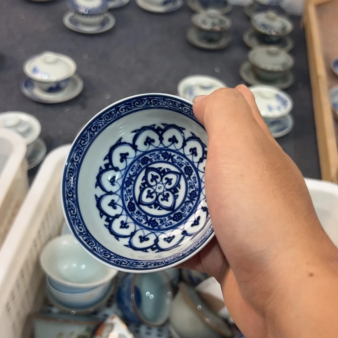 白青花宝相花普洱杯微瑕