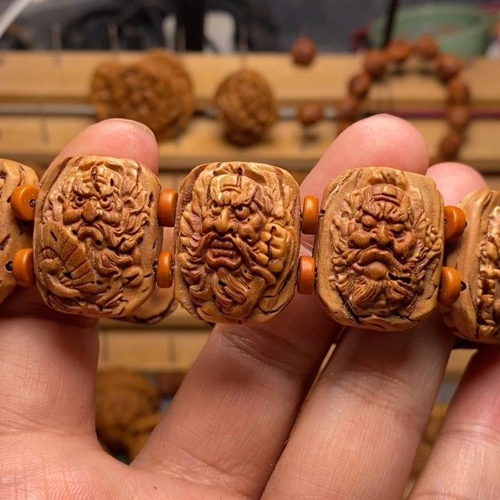 桃核雕刻钟馗手牌