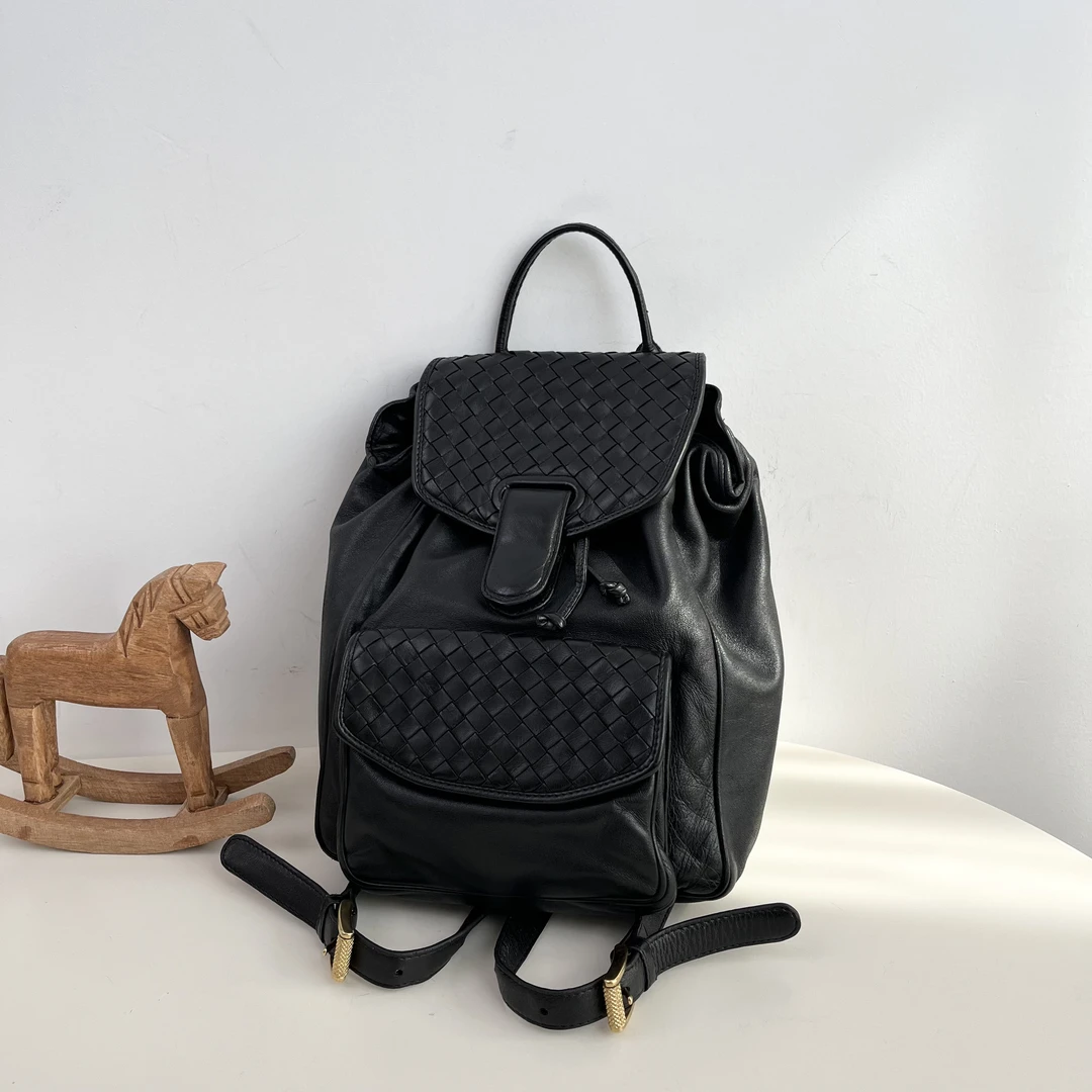 95新 BOTTEGA VENETA/葆蝶家 黑色编织翻盖双肩包