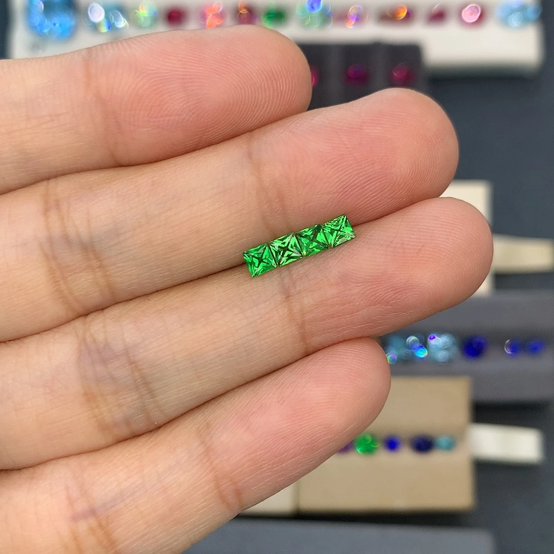 芳***榕裸石未镶嵌石榴石（沙弗莱）64分四颗