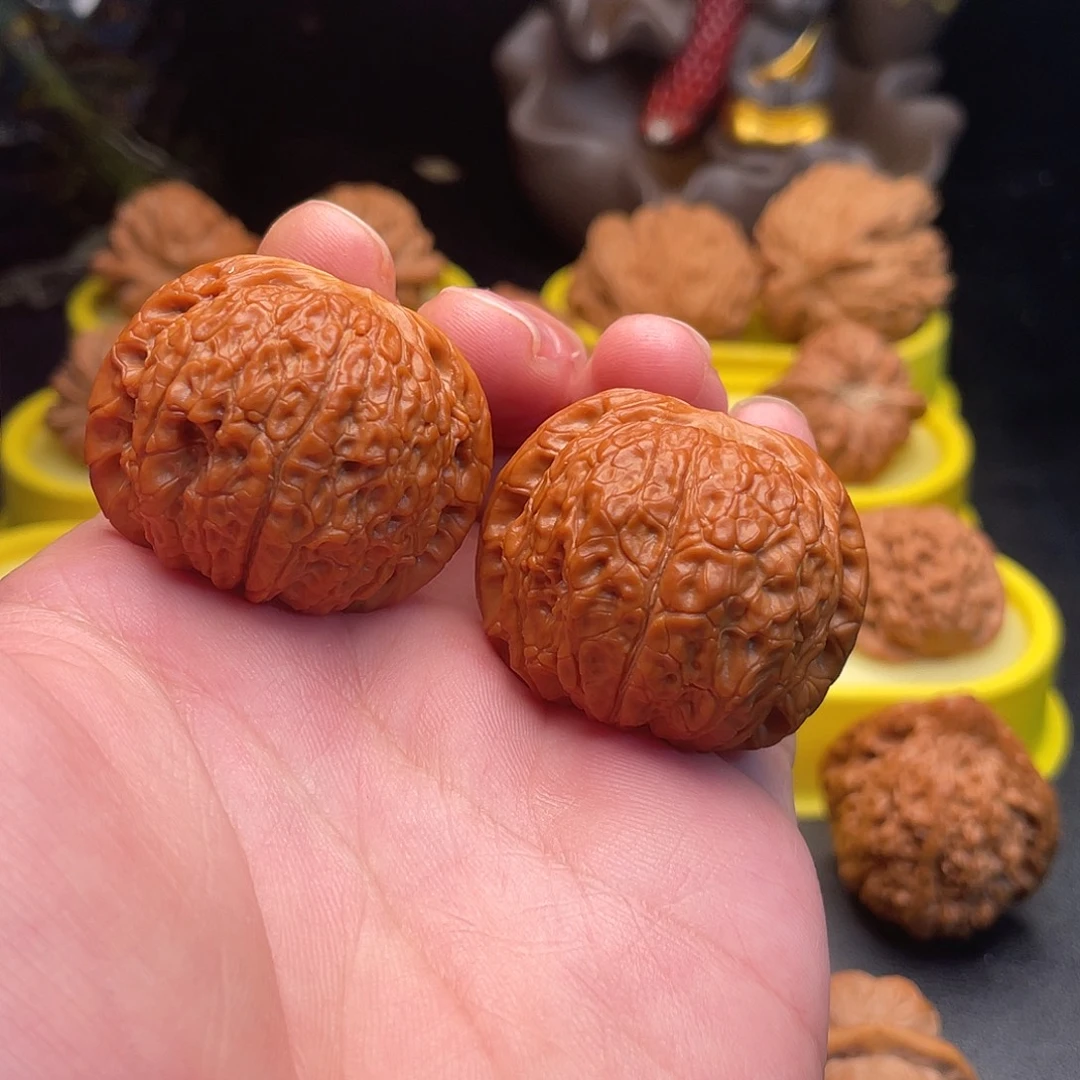 文玩核桃吊坠血麒麟40