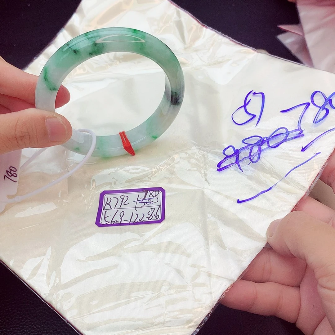 翡翠手镯未镶嵌我