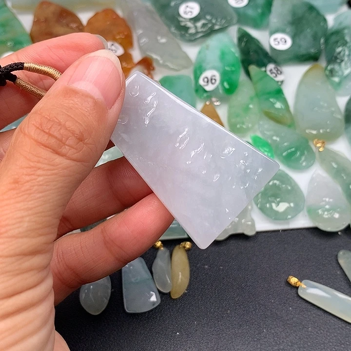 翡翠未镶嵌颈饰随型