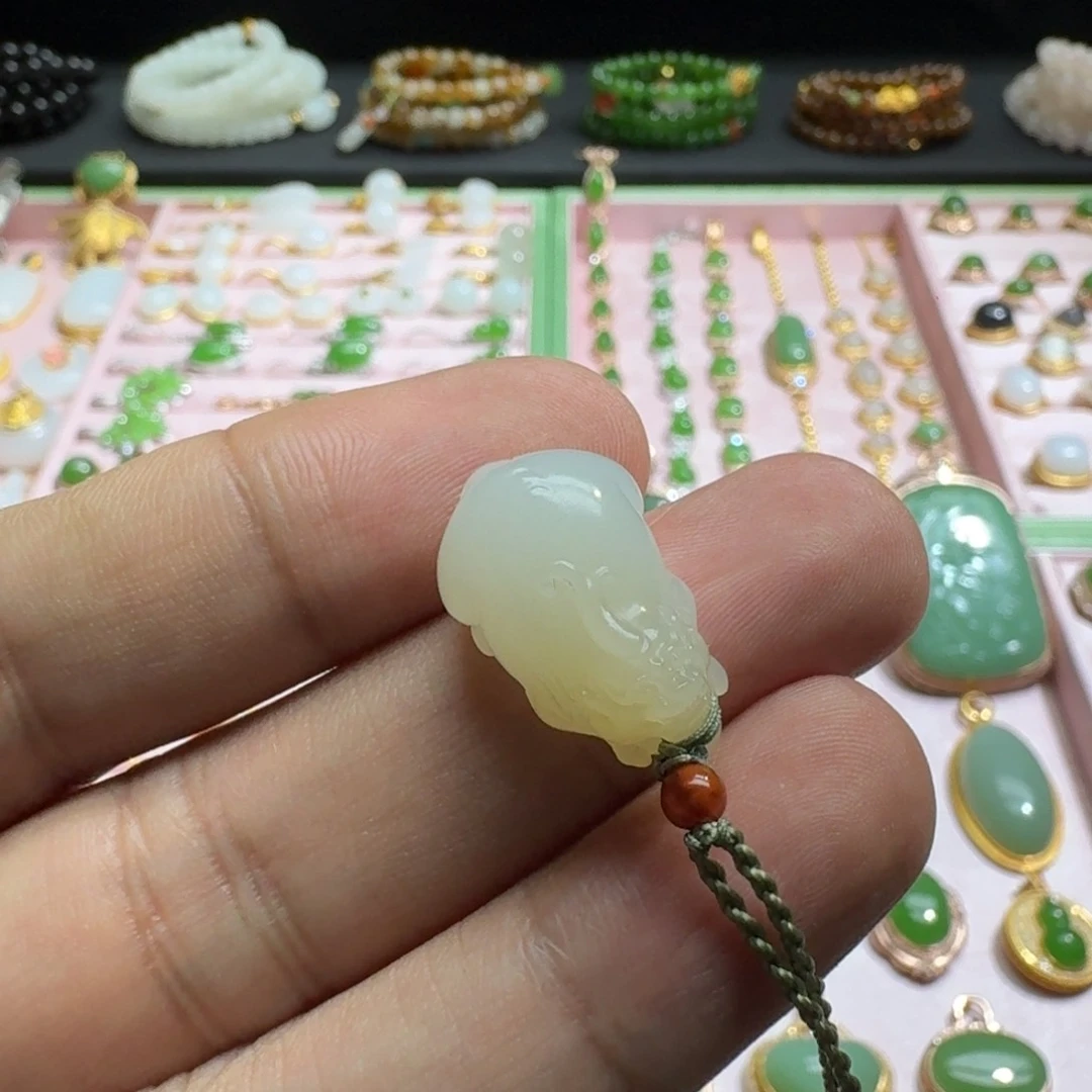 和田玉吊坠未镶嵌糖白貔貅