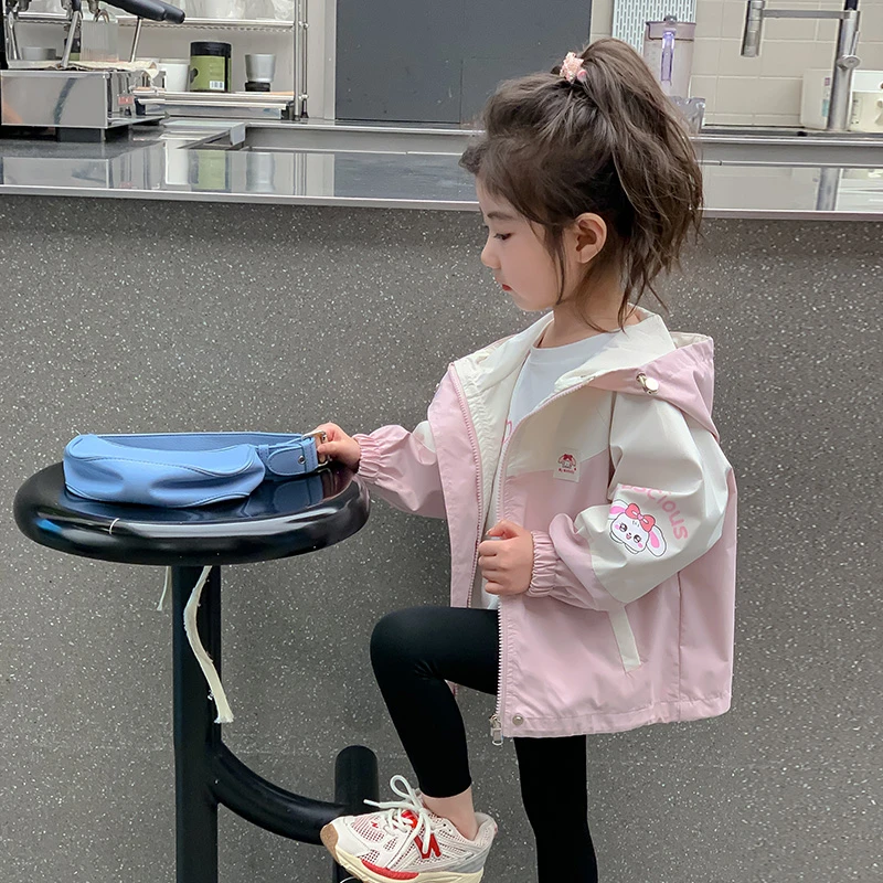 女童秋装外套2025新款洋气女宝宝春秋上衣儿童秋季连帽卡通冲锋衣