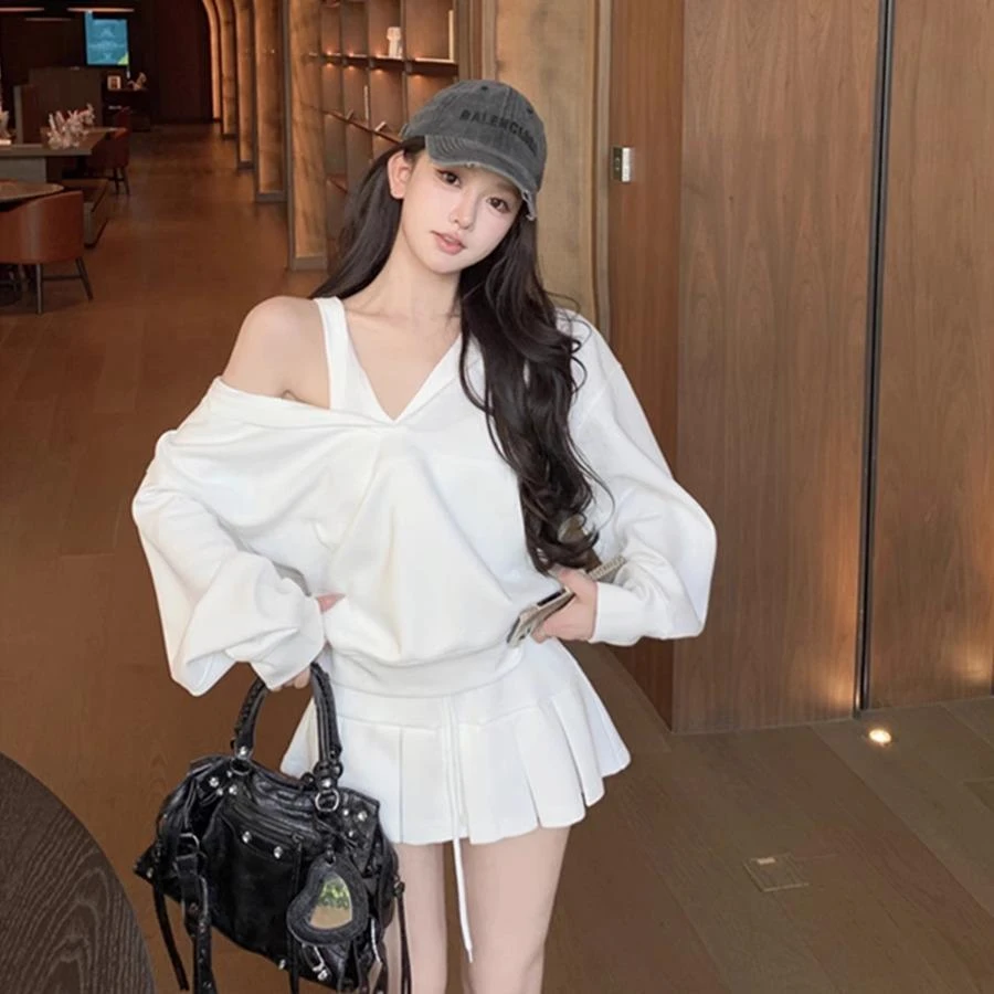 秋季新款慵懒风宽松长袖连帽卫衣+内搭背心+高腰百褶半身裙套装女