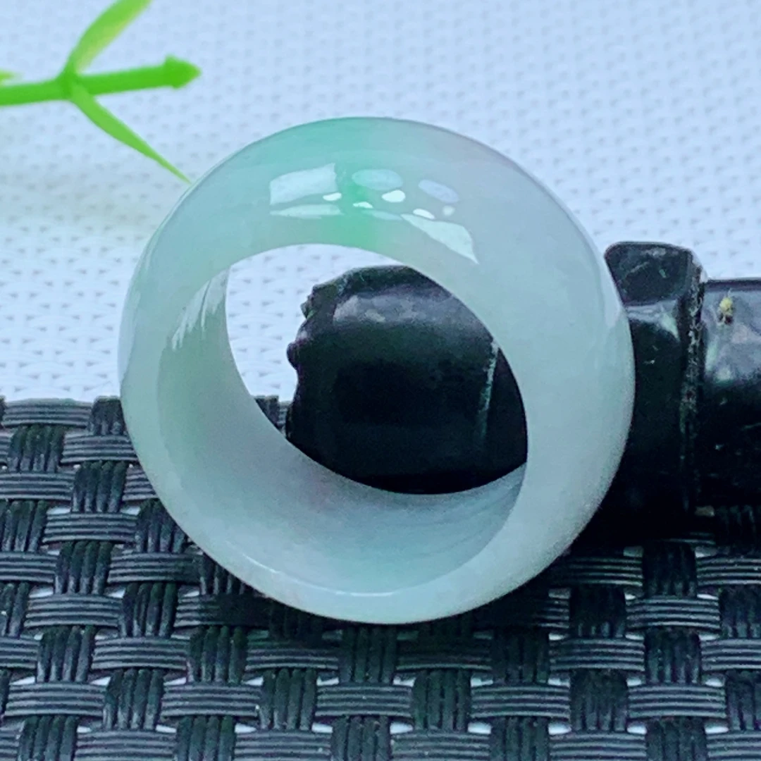 缅甸天然A货翡翠  淡春彩素面轮胎玉戒圈戒指 内径20 mm 编号1634