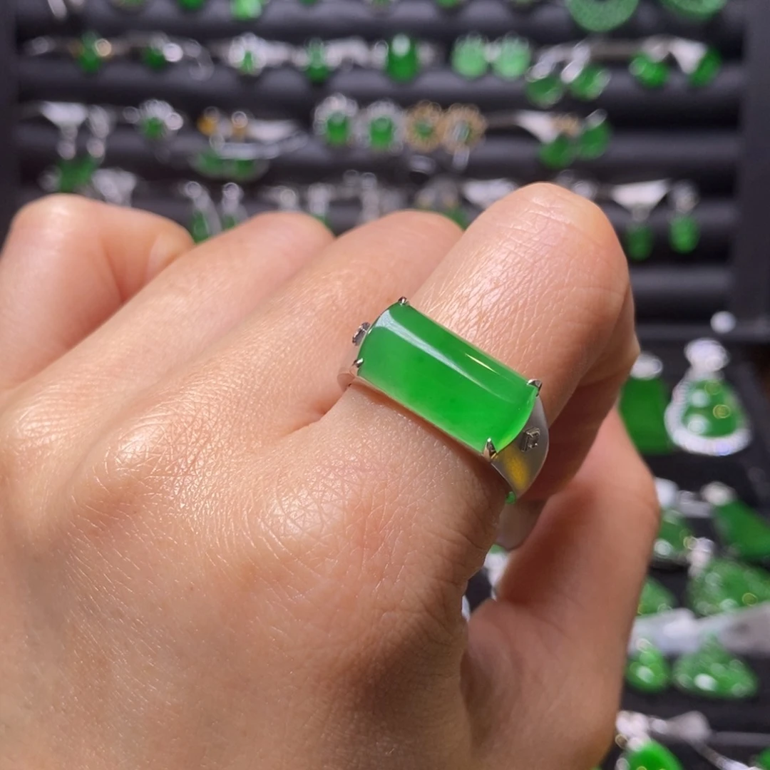 翡翠戒指18K金镶嵌马鞍戒指