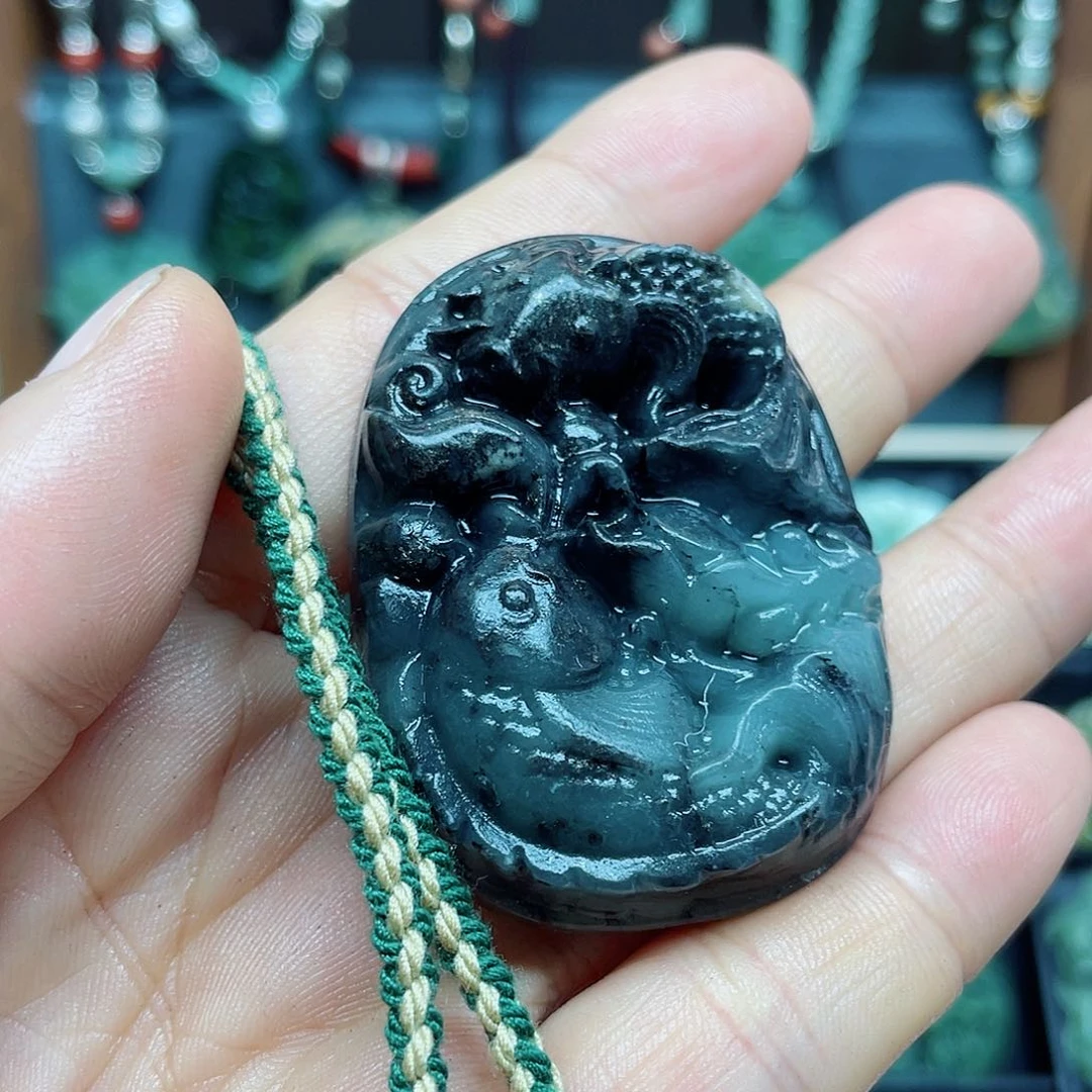 蛇纹石玉未镶嵌颈饰