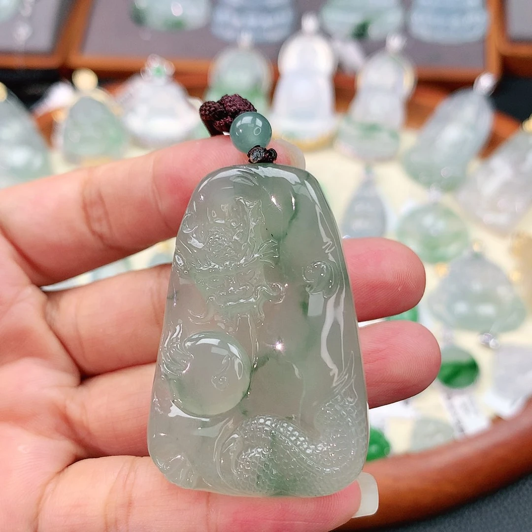 颈饰未镶嵌翡翠龙牌