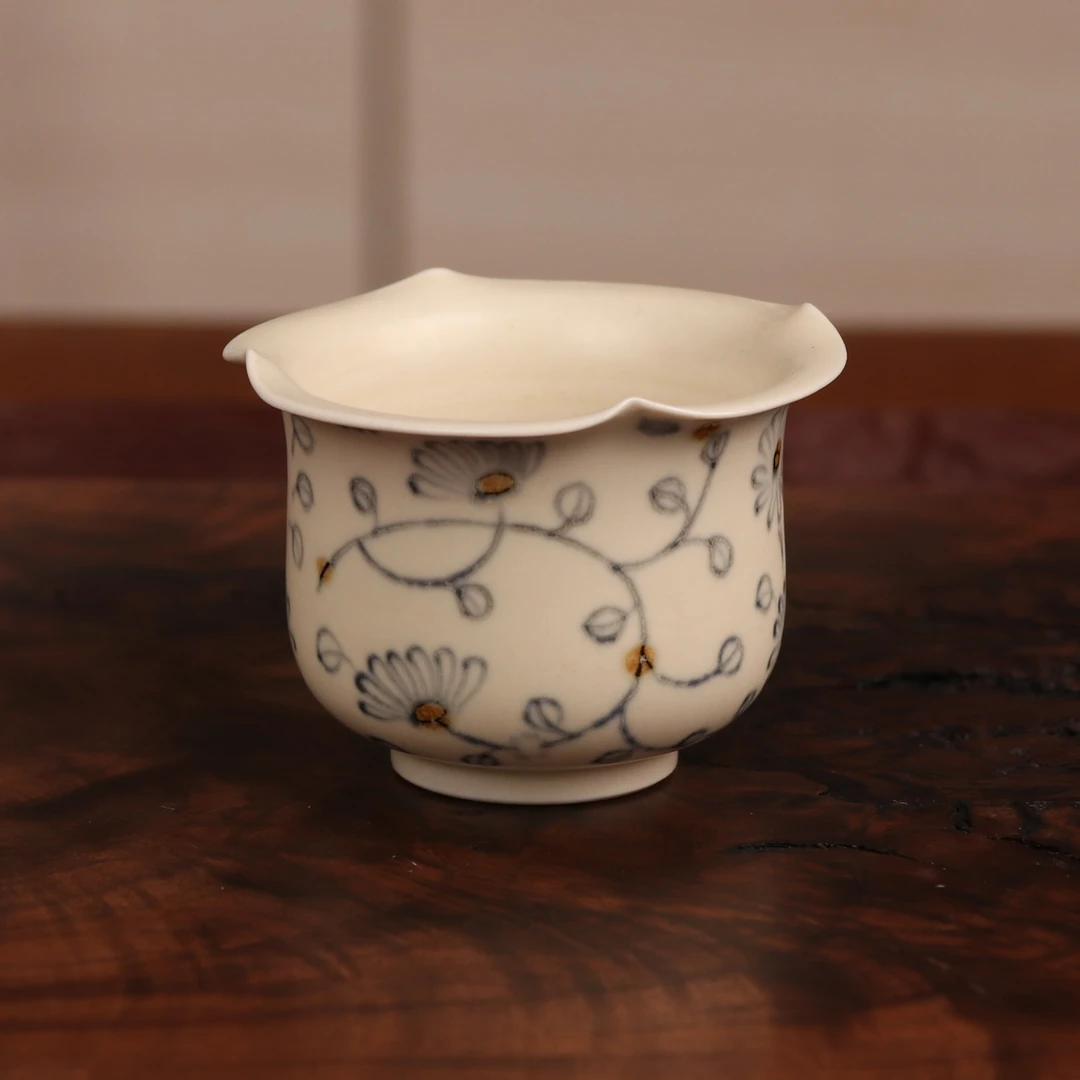 素雅缠枝菊纹花口杯茶杯 纯手工手绘陶瓷