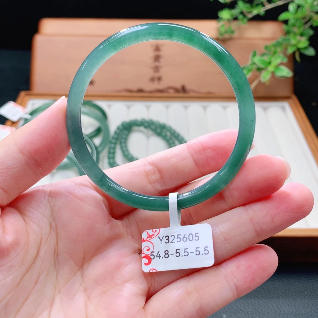 未镶嵌手镯（圆镯）翡翠