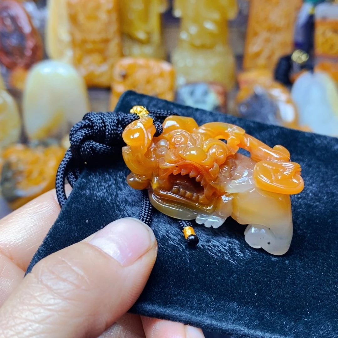 石英质玉（黄龙玉）未镶嵌颈饰
