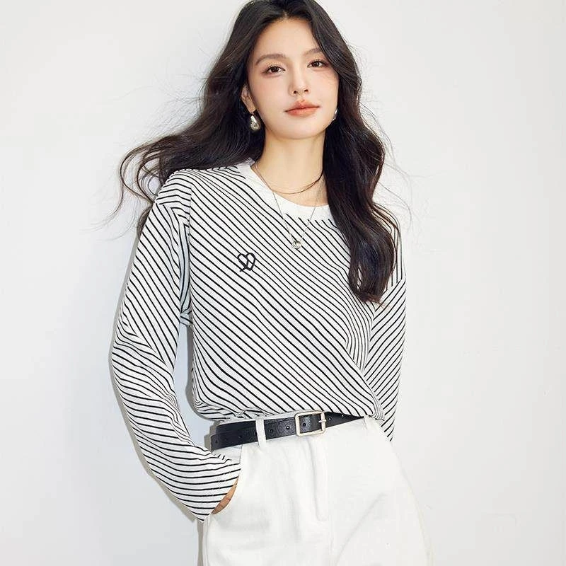 爱心圆领长袖t恤女2024年新款春装通勤时尚宽松显瘦正肩条纹上衣