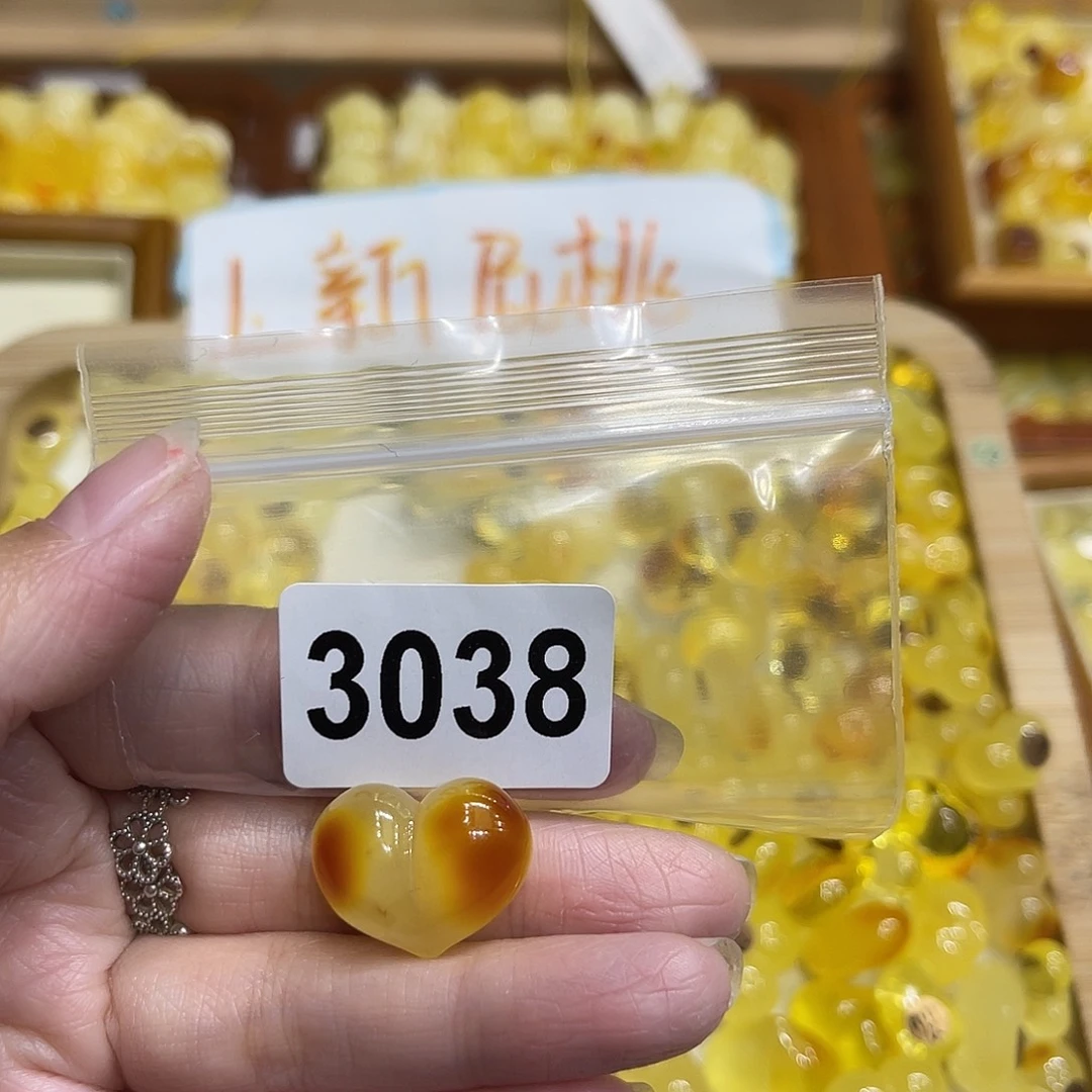 琥珀未镶嵌颈饰蜜蜡