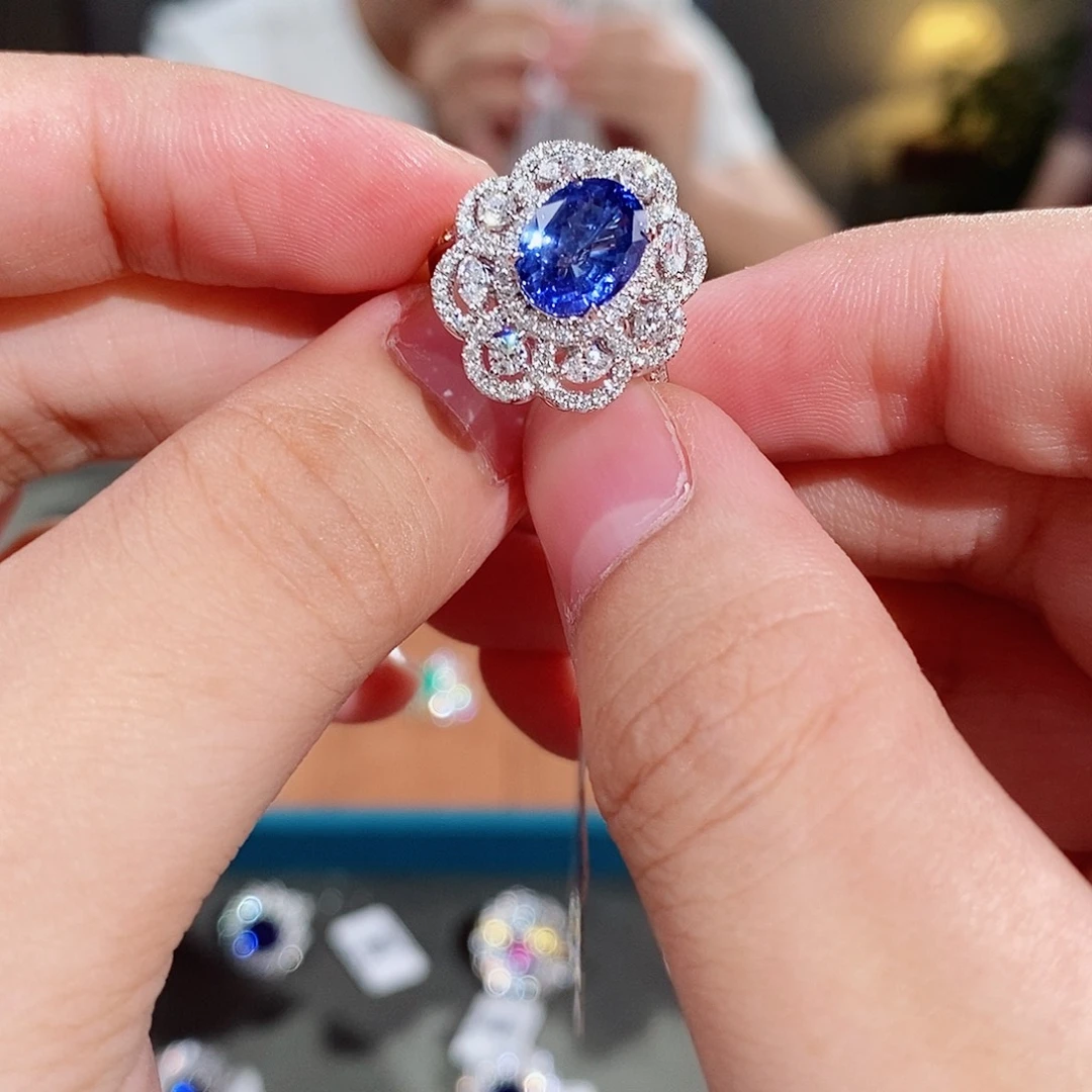 戒指蓝宝石18K金镶嵌Aigs无烧矢车菊3.27ct