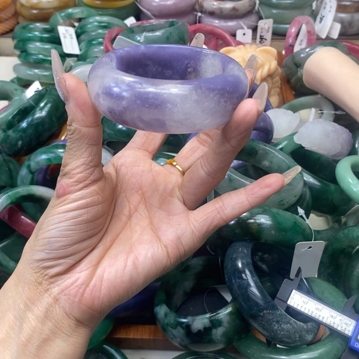 未镶嵌手镯石英质玉和**尘