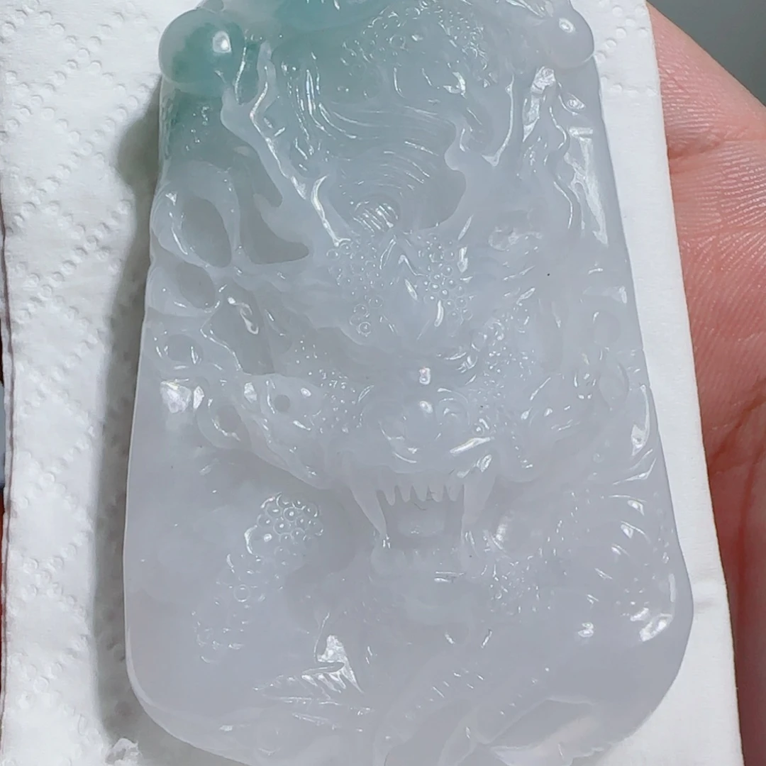翡翠未镶嵌颈饰龙牌