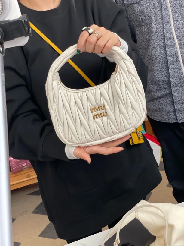 95新 MIU MIU/缪缪 阿白奢品/缪缪 白色wander小号 单肩包