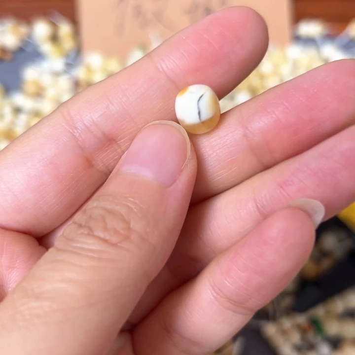 蜜蜡未镶嵌裸石8.5mm一个