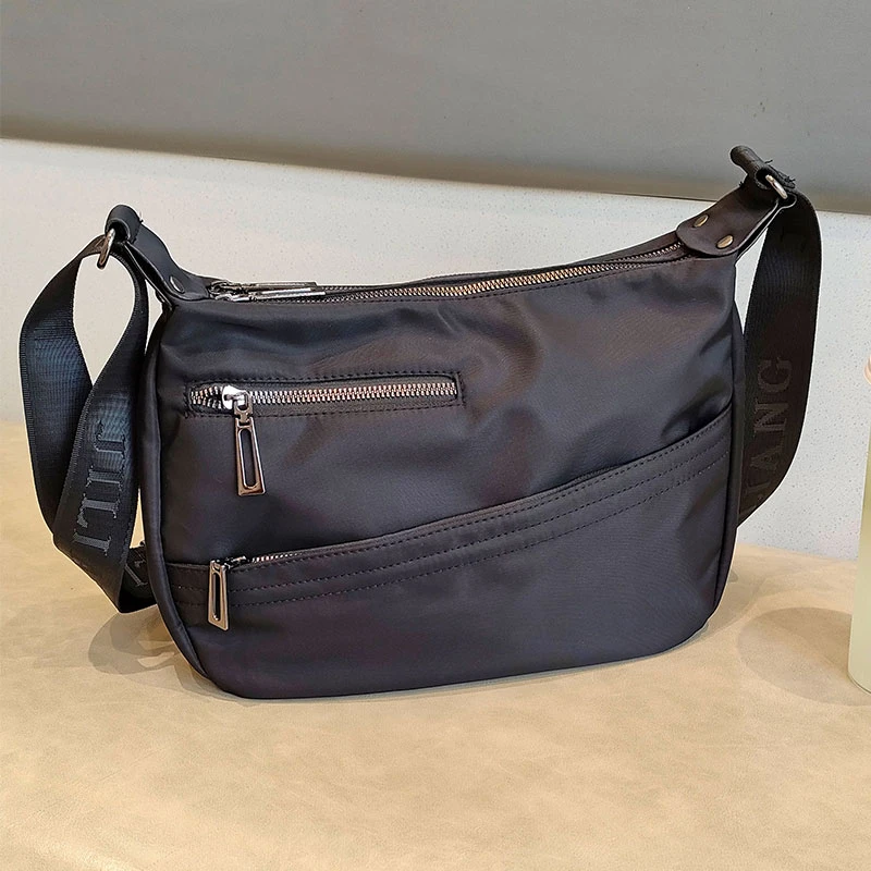 多层包包轻便斜挎包2025新款防水轻便耐磨百搭休闲女包拼接拉链包