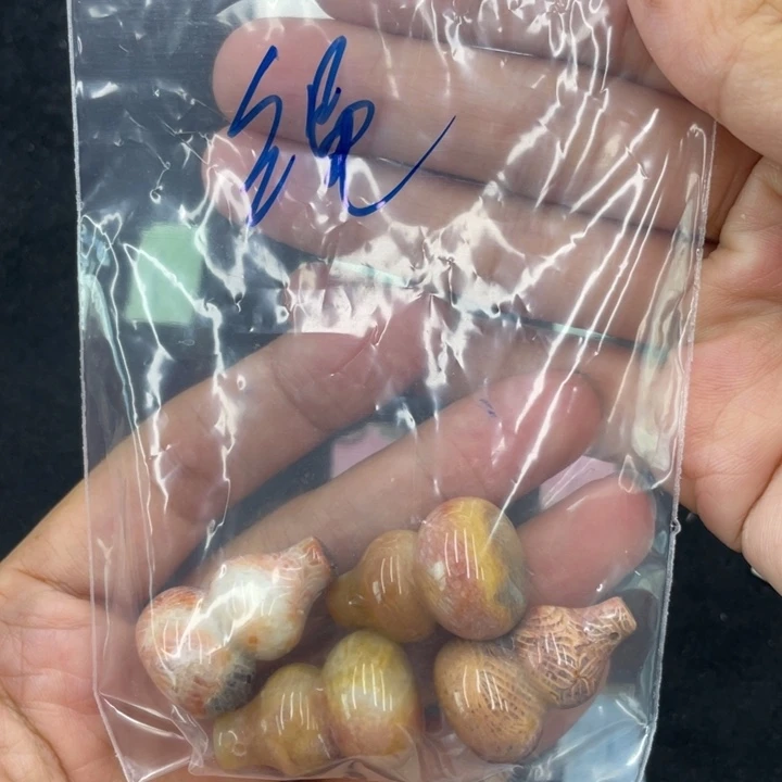 绳***阁颈饰合金硅化珊瑚（珊瑚玉）