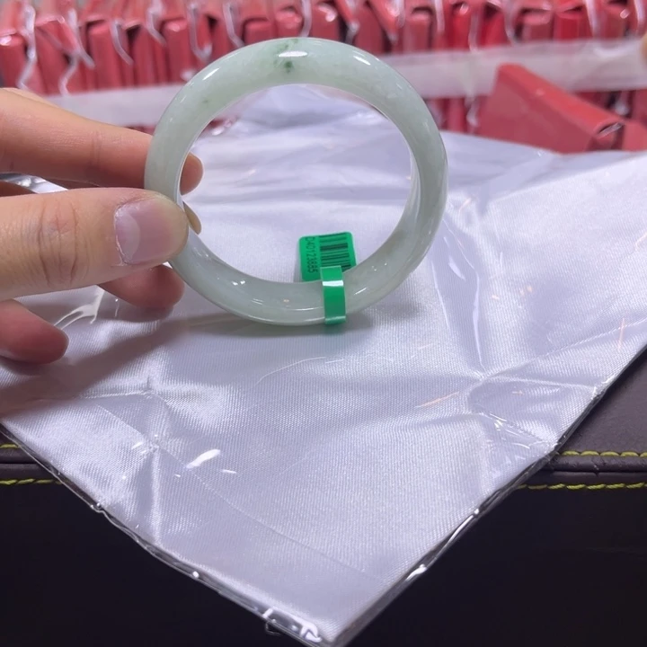 翡翠手镯未镶嵌天然翡翠a货多样性发一