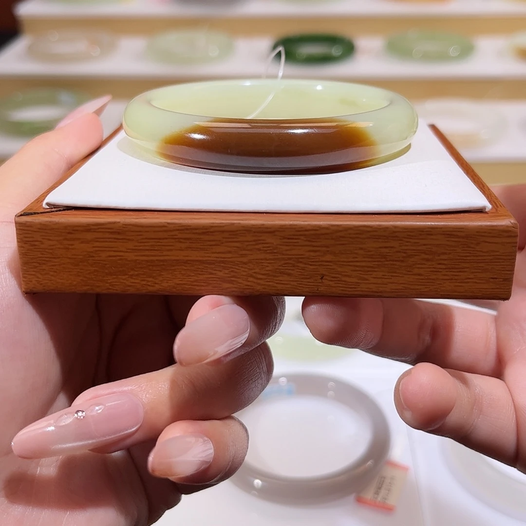 和田玉未镶嵌手镯一口糖