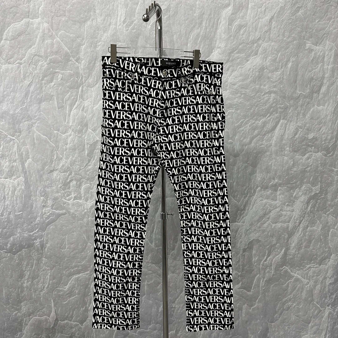 全新未使用 VERSACE/范思哲 满印字母牛仔长裤 29码 D18255