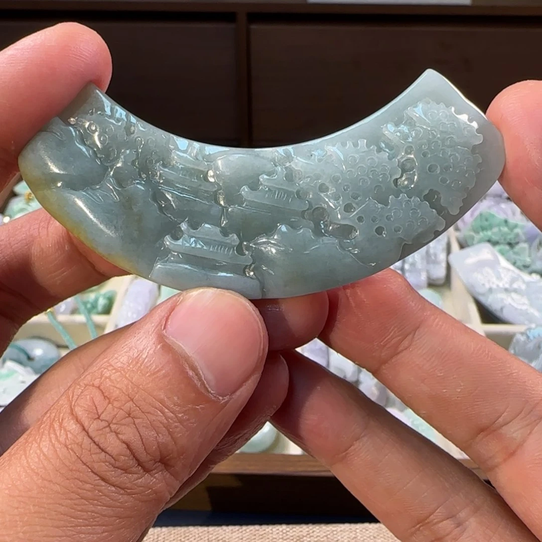 翡翠未镶嵌颈饰弯弯