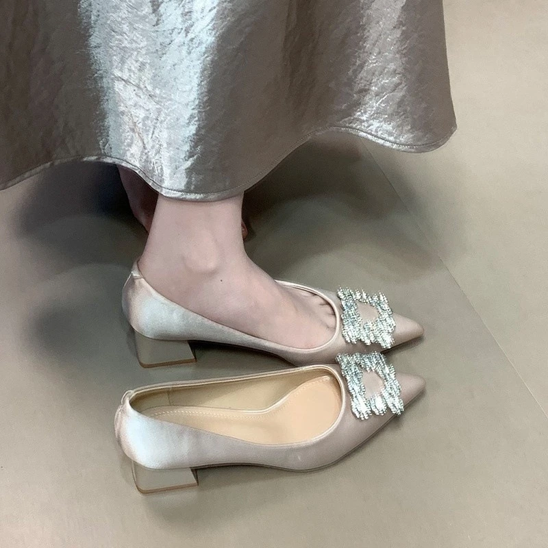 粗跟单鞋女2025新款水钻方扣缎面尖头高跟鞋新娘鞋婚鞋