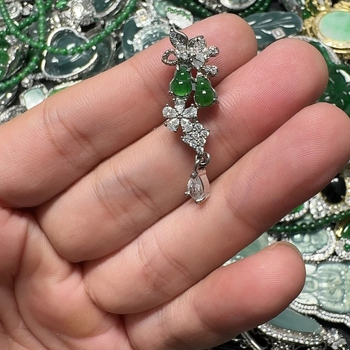 翡翠未镶嵌颈饰天然A货翡翠放漏