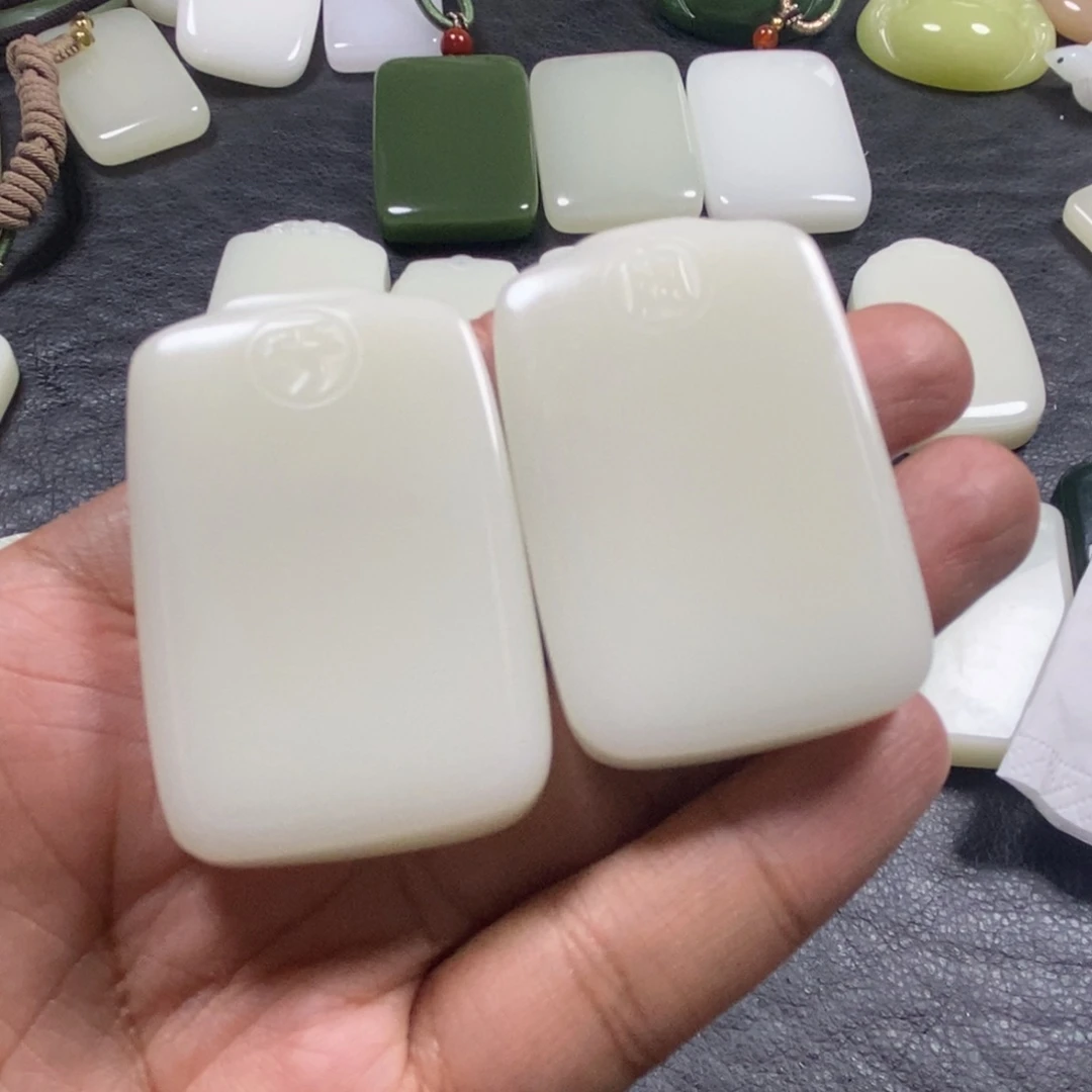 和田玉未镶嵌颈饰志**合
