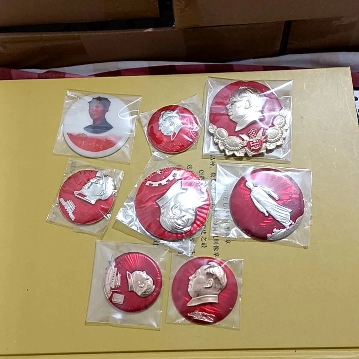 铝快***：圆形红色文字像章