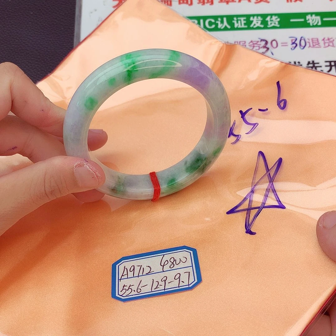 翡翠手镯未镶嵌翡翠