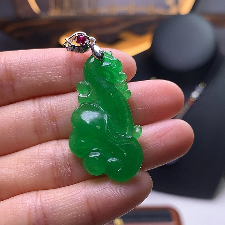 翡翠吊坠(赠链)未镶嵌