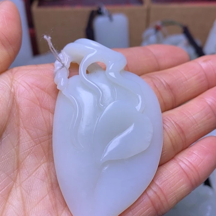 和田玉未镶嵌把件